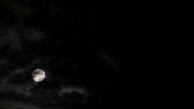 Gece karanlığında dolunay.