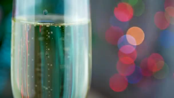 Veel kleine champagnebelletjes in glas — Stockvideo