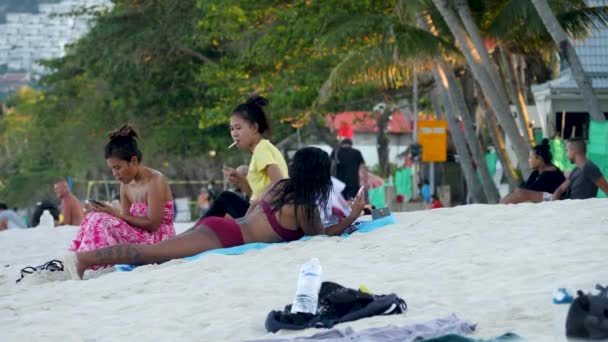 Las personas toman el sol o se bañan en la playa de arena — Vídeos de Stock