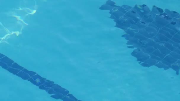 Superficie de agua azul en piscina profunda — Vídeo de stock