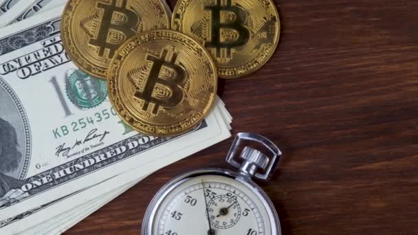 Bitcoin criptovaluta BTC su cento banconote da dollari americani con cronometro analogico — Video Stock