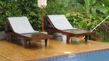 Yağmur damlası güneş yatağına düşer.