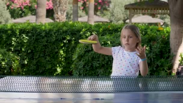 Küçük kız masa tenisi oynuyor. — Stok video