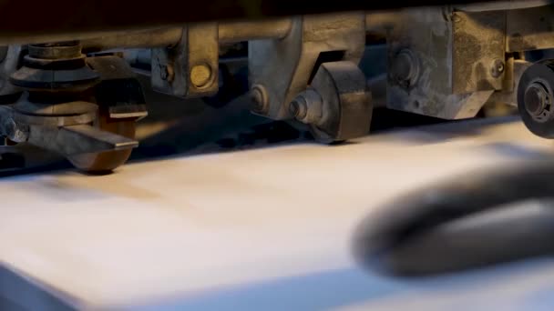 Papel impreso en la máquina de impresión — Vídeo de stock