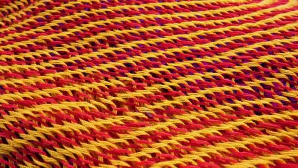 Geel rood gebreide stoffen doek textiel — Stockvideo