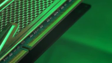 Kişi pimleri ile PC bellek modülü