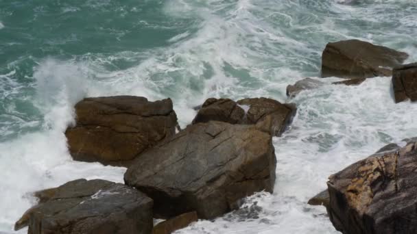 Quebrando ondas em rochas — Vídeo de Stock