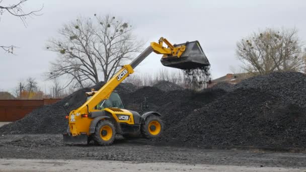 Yellow truck pushing coal use hydraulic excavator with gripper — Stock Video