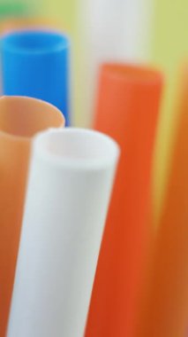 Canlı gece hayatı ortamlarında kullanılan canlı tonlarda plastik pipetler. Havuz kenarındaki barlarda, kulüplerde ve fast food zincirlerinde içki servisi yap. Ağır tüketim ciddi ekolojik hasara yol açar.