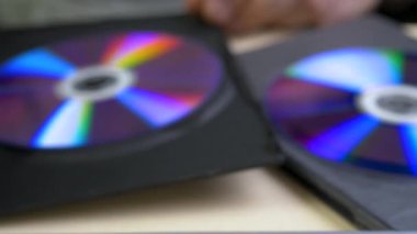 CD 'yi son on yılın en eski cihazlarına yerleştirin. Disklerden yayın platformlarına geçiş. Retro teknoloji ve müzik koleksiyonu için aşk. Geçmişin teknolojisi.