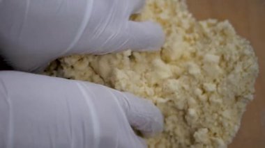 Turta hamuru için tereyağlı ekmek kırıntılarını eller karıştırır. Soğuk doku yapıyı korur. Hazırlık adımı pasta pişirmenin başarısını tanımlar