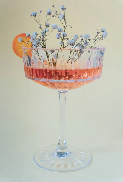 Crystal Clear Glass Refreshing Pink Drink White Flowers Decorated Orange — Stock Photo, Image