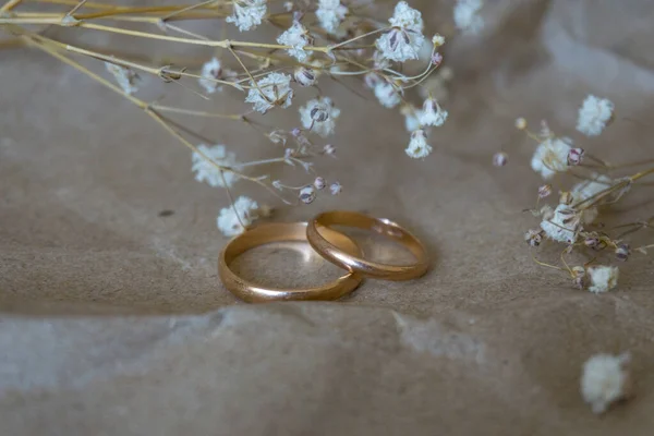 Dos Anillos Boda Oro Sobre Fondo Flores Blancas Papel Artesanal — Foto de Stock