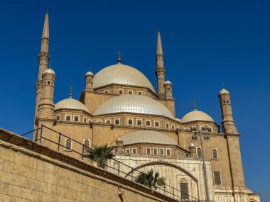 Muhammed Ali 'nin Ulu Camii, diğer adıyla Alabaster Camii Kahire Kalesi' nin içinde gururla durur. Görkemli kubbeleri ve ince minareleri, Mısırlıların Osmanlı döneminden kalma mimari dehasını sembolize eden canlı mavi gökyüzüne karşı parlıyor..