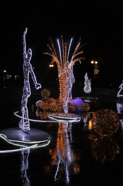 Avrupa 'da Noel tatilinde donmuş bir gölde romantik buz pateni. Güzel ışıklar, şenlik havası ve kış atmosferi. Yüksek kalite fotoğraf