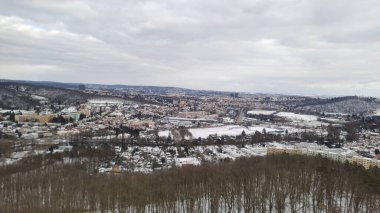 Brno, Çek Cumhuriyeti Karlı Köy ve Ağaçlar yakınlarındaki Kışın Kırsal Arazisi. Yüksek kalite fotoğraf