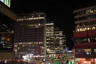 Parlayan şehir ışıkları ve güzel mimari ile Stockholm 'ün göz kamaştırıcı panoramik manzarası. Sihirli İskandinav atmosferi, merkez sokaklar, ve canlı şehir gece hayatı.