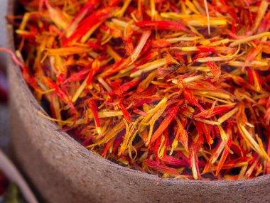 Safran yakın çekim yuvarlak ahşap kutu