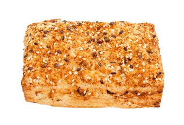 Baharatlı çörek üzerinde beyaz izole susam serpilir.