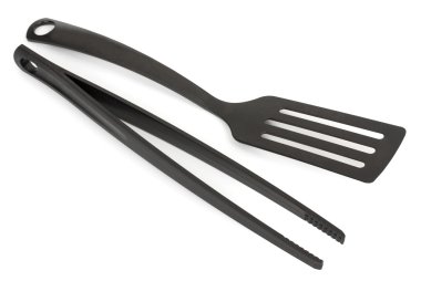 Siyah plastik pişirme maşa ve spatula beyaz backgr izole