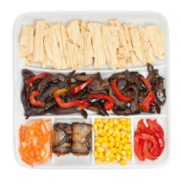 Baharatlı ile Porselen kare bölmesi çanak, lezzetli Kore salataları turşusu, beyaz bir arka plan üzerinde izole.