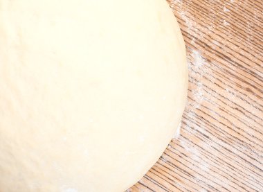 Güzel bir ahşap yüzey üzerinde taze ev yapımı hamur. Üstten Görünüm.