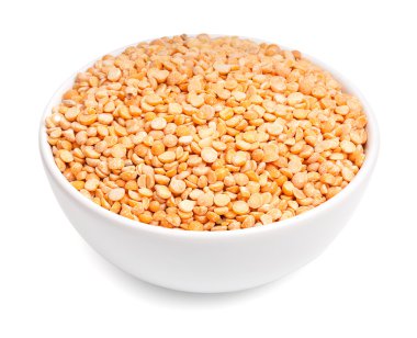 Beyaz arka plan üzerinde izole kuru bezelye ile beyaz seramik kase