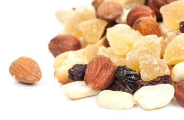 Beyaz bir adam izole deli ve şekerlenmiş meyve karışımı