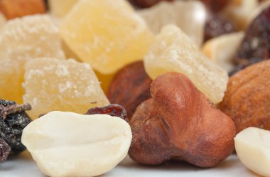 Beyaz bir adam izole deli ve şekerlenmiş meyve karışımı