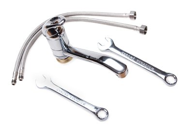 Hortumlar ve beyaz izole anahtarı çifti ile musluk