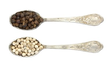 Vintage kaşık çift siyah ve beyaz tohumları ile kuru biber 