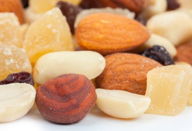 Beyaz bir adam izole deli ve şekerlenmiş meyve karışımı