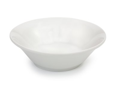 Beyaz arkaplanda izole edilmiş beyaz seramik kase