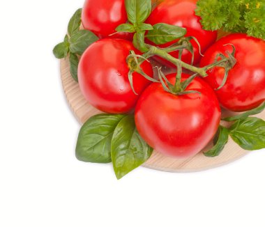 Dal taze domates su ile bir yuvarlak woden gemide damla