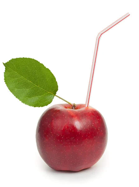 Manzana roja fresca con paja para beber en el interior, haciendo concepto de jugo — Foto de Stock