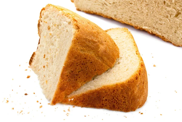 Fatias de pão caseiro fresco isolado em branco — Fotografia de Stock