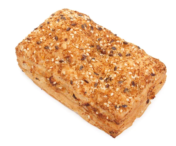 Pão picante polvilhado com sementes de gergelim, isolado em branco. Fechar - — Fotografia de Stock