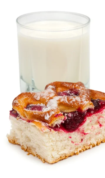 Kawałek domowe ciasto z wiśniami, konfitury i o szkło — Zdjęcie stockowe