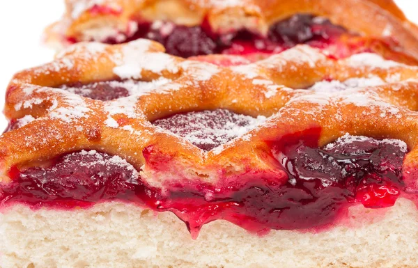 Um pedaço de bolo caseiro com cerejas e compota de cereja. Isolados — Fotografia de Stock