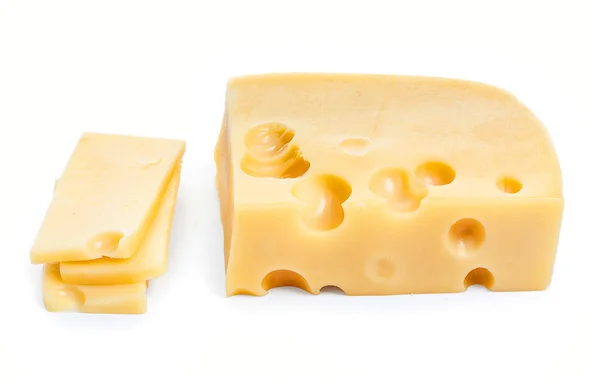 Pedazo de queso y rebanadas aisladas sobre un fondo blanco — Foto de Stock