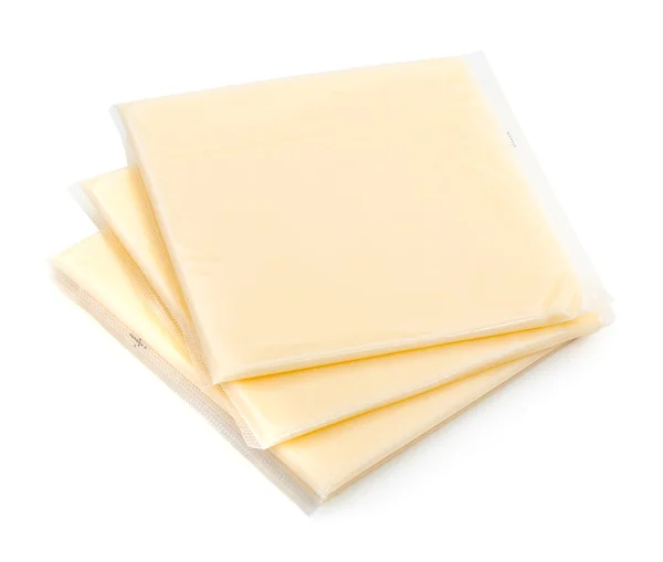 Tres rebanadas de queso amarillo empaquetadas sobre fondo blanco. Close-u —  Fotos de Stock