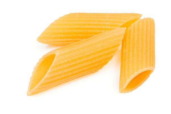 Maccheroni di pasta italiana isolati su fondo bianco — Foto Stock