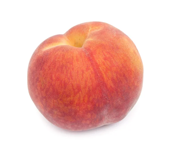 Свежий красный персик изолирован на белом — стоковое фото