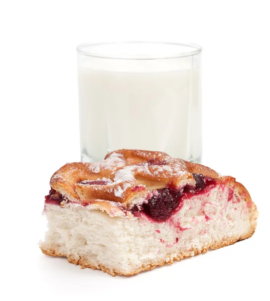 Um pedaço de bolo caseiro com cerejas, geléia de cereja e um copo de — Fotografia de Stock