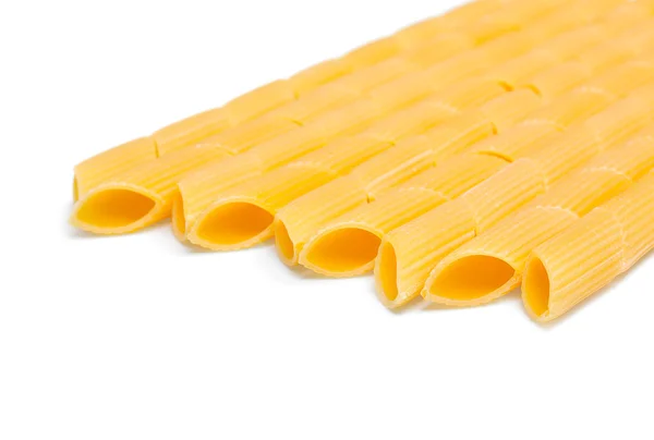 Maccheroni di pasta italiana isolati su fondo bianco a vuoto — Foto Stock