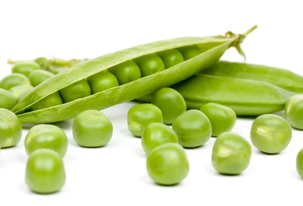 Fresh green peas, fresh pea's pods, open and closed. Isolated on — Stock Photo, Image