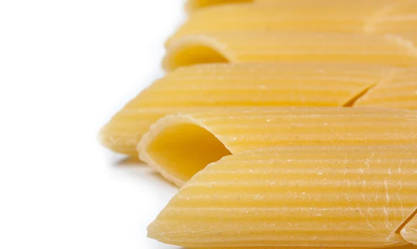 Maccheroni di pasta italiana isolati su fondo bianco a vuoto — Foto Stock