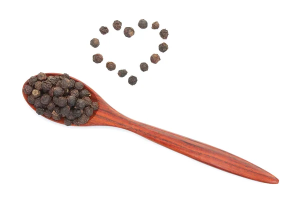 Holzlöffel mit Samen von schwarzem, trockenem Pfeffer und Herz isoliert auf weißem Hintergrund, Ansicht von oben. — Stockfoto