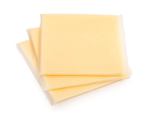 Três fatias de queijo amarelo embaladas em fundo branco. Fechar-u — Fotografia de Stock