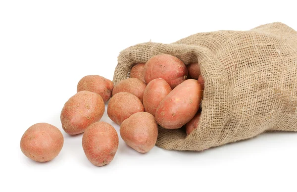 Бульби червоної картоплі в мішку ізольовані на білому — стокове фото